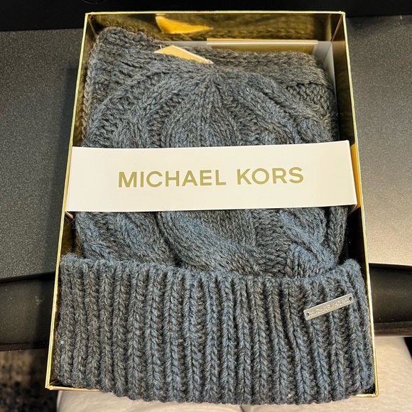 MICHAEL KORS GRAY KNIT SCARF & HAT 2 PIECE GIFT SET - NWT - Picture 1 of 12